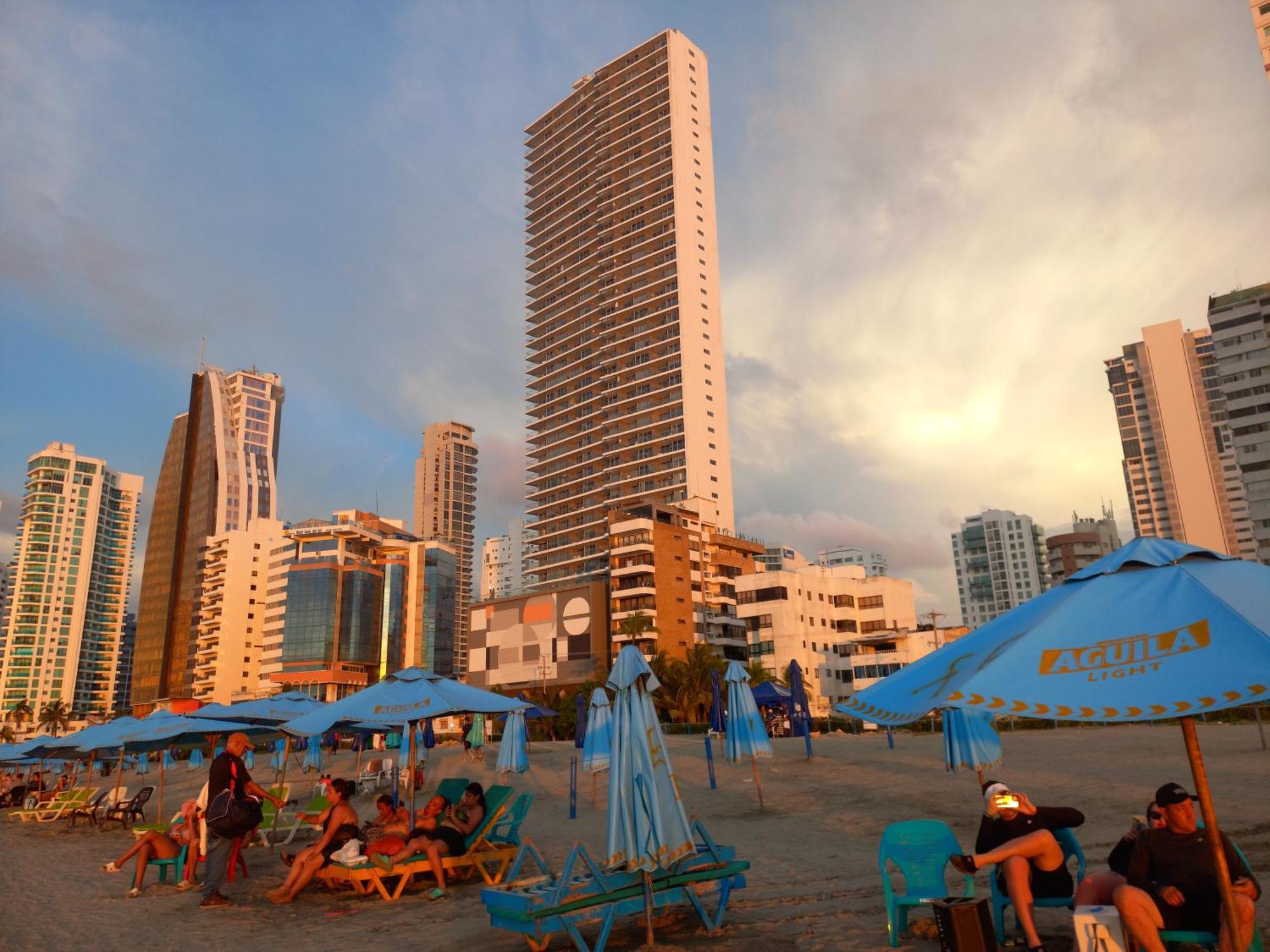 Edificio Delfines Playa * Cartagena